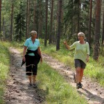Lena och Marie i djupt samspråk under skogspromenaden